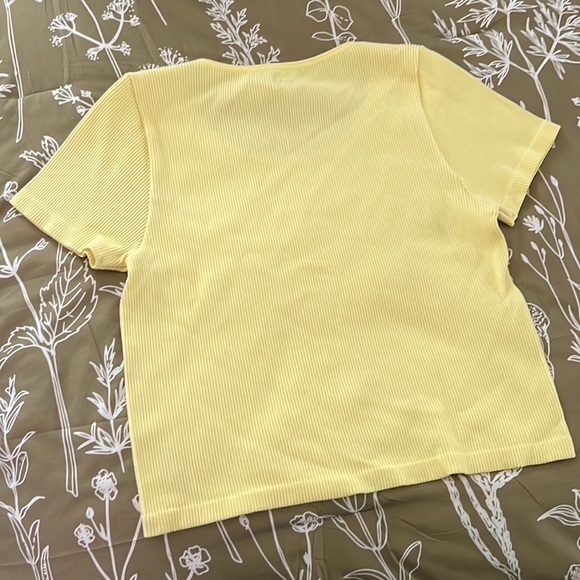Yellow Strecthy Top 🌼 - Picture 5 of 5